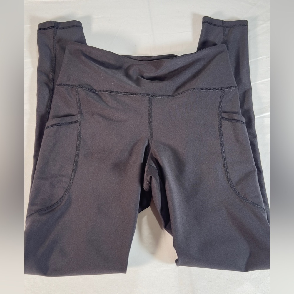 Old Navy Active Powersoft Leggings in Black. Medium